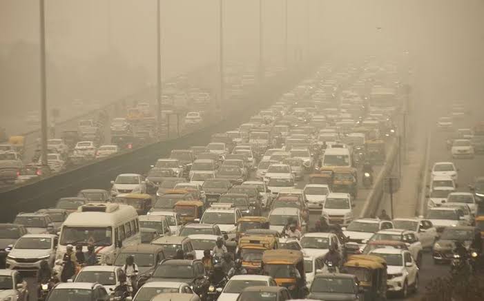 दिल्ली में वायु गुणवत्ता और खराब हुई, AQI 'बेहद खराब' श्रेणी में पहुंचा